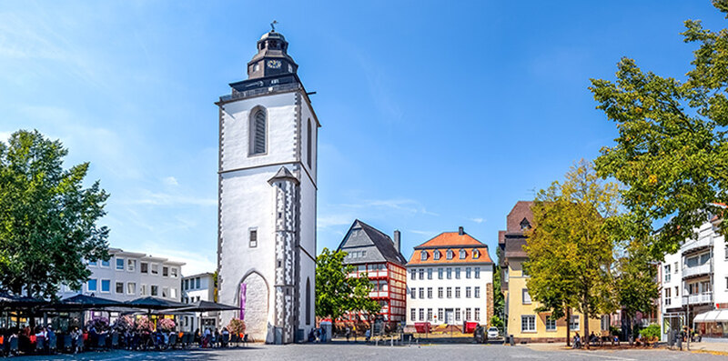 Altstadt von Gießen bei blauem Himmel