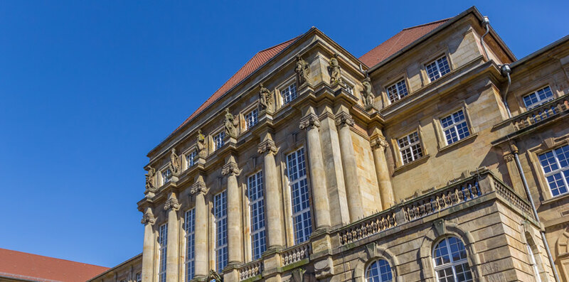 Gebäude in Kassel mit blauem Himmel