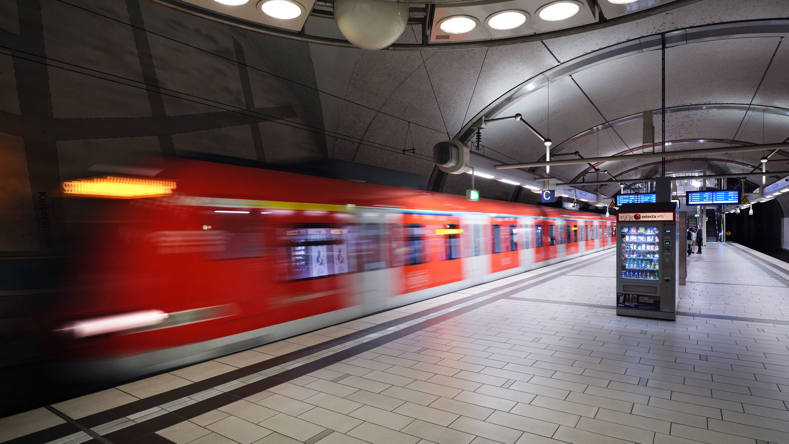 Foto von einer Bahnstation mit einfahrender S-Bahn