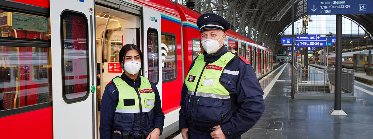 Foto von zwei S-Bahn Begleitern mit FFP2 Maske 